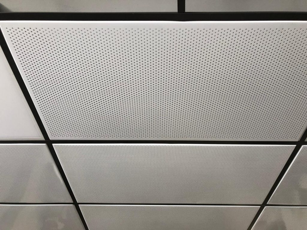 Panel metálico perforado de pared color plata